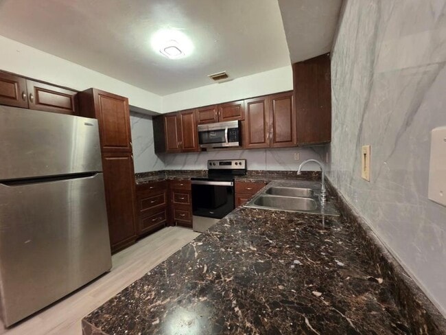Building Photo - 2 bedroom in Miami FL 33161