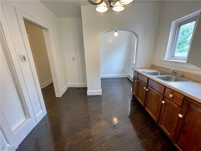 Photo - 817 Johnston St