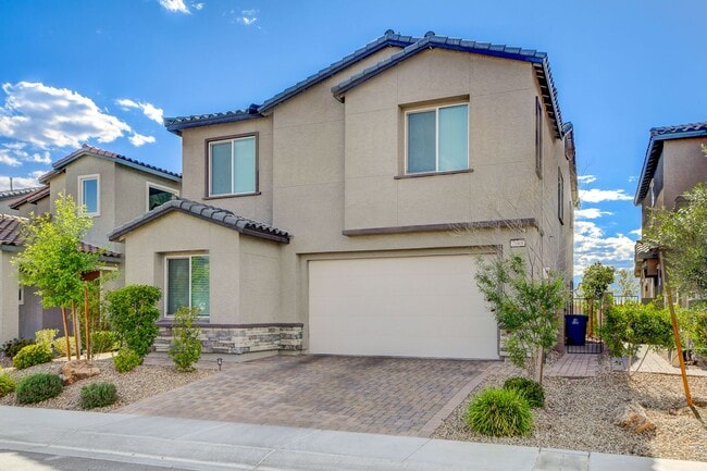 Photo - Modern Comfort Meets Stunning Mountain Views