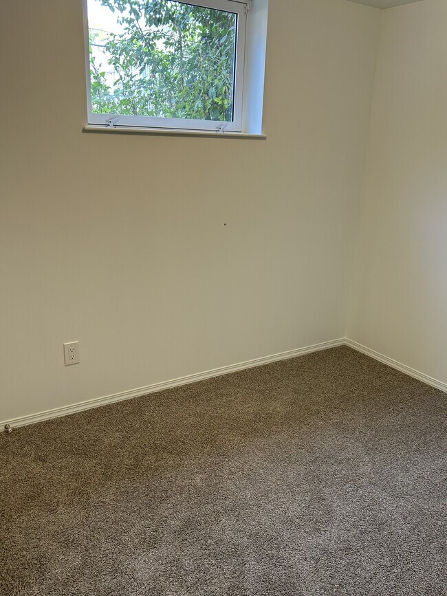 Photo - 11935-11946 46 St NW Unit Bsmt - G4