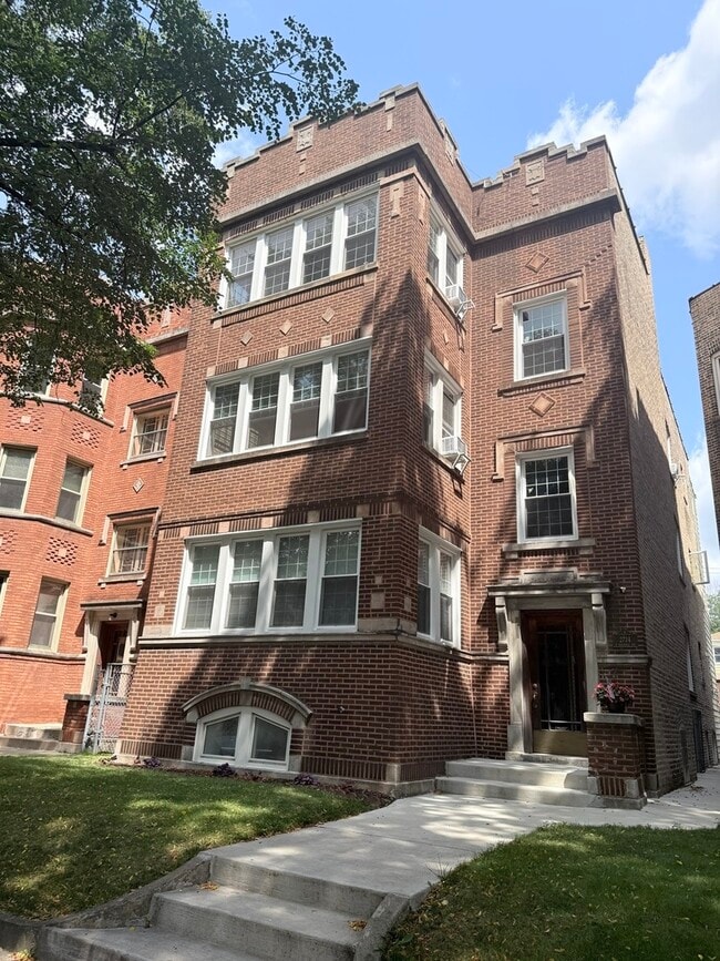 Building Photo - 2734 W Winnemac Ave Unit 2