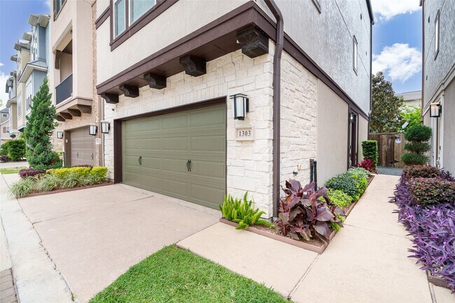 Photo - 1303 Edwinstowe Trl