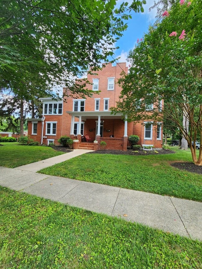 Building Photo - 323 N College Pkwy Unit 2 Rental