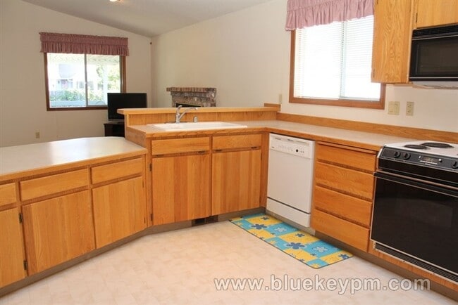 Photo - 3 Bed 1.5 Baths Home in East Cascade Park