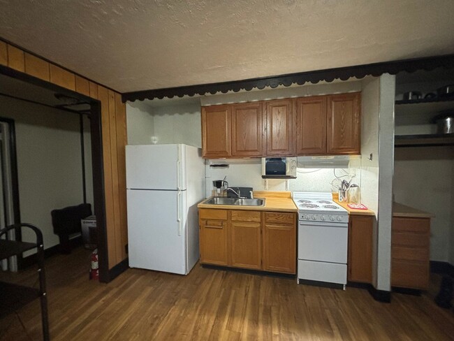 All utilities included 1 bedroom furnished... - All utilities included 1 bedroom furnished... House