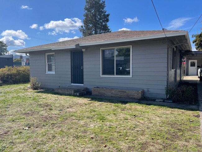 Photo - 3 bedroom 1 1/2 bath newly remodeled Roseb...