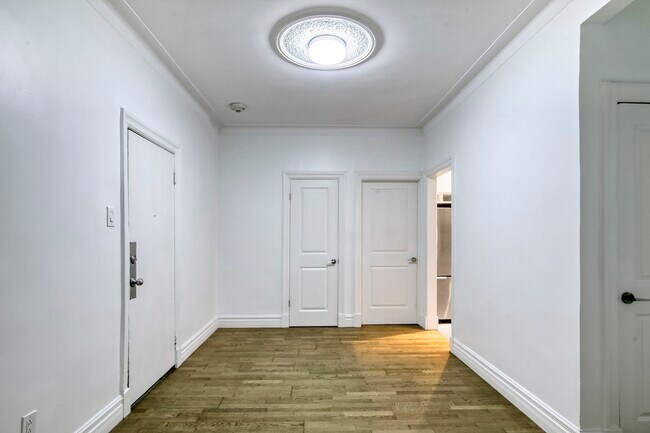 Photo - 3710 Chem. Queen Mary Unit 6