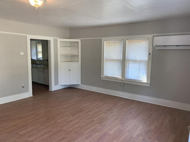 Photo - 201 S Lowry St