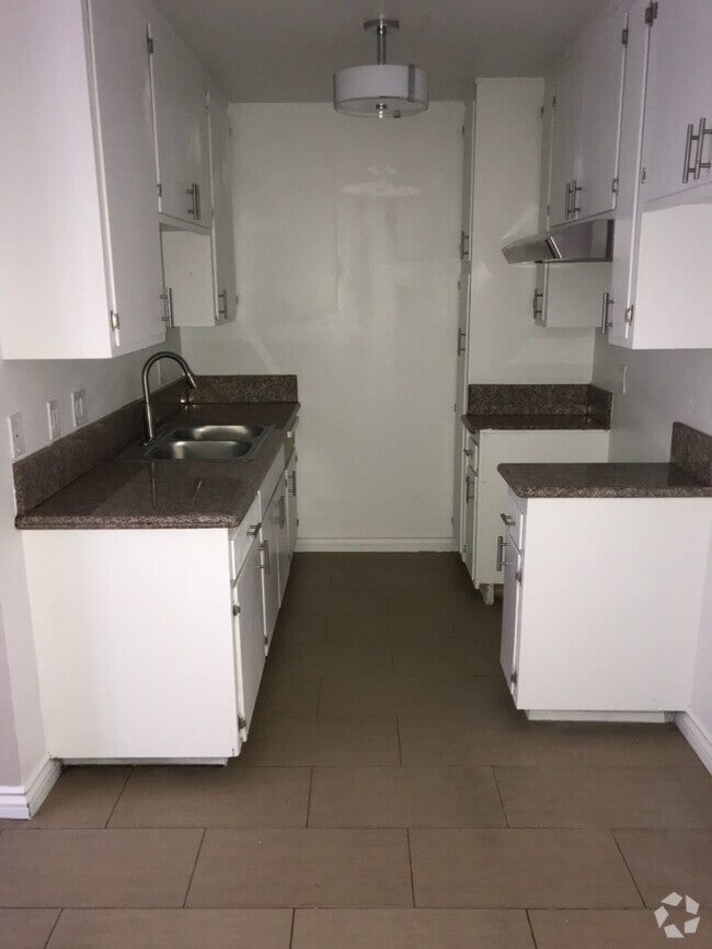 Building Photo - Remodel, Beautiful 2 bedroom 1 1/2 bath ap... Unit 07 Rental
