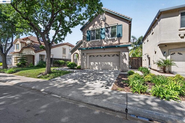 Photo - 244 Balsam St