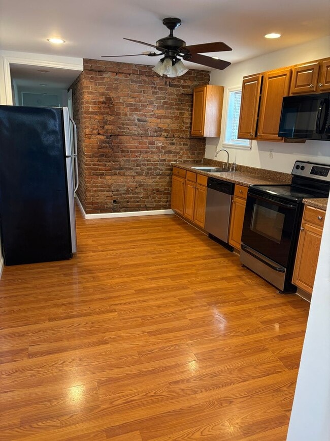 Building Photo - 2410 3rd Ave Unit 2ND FLOOR