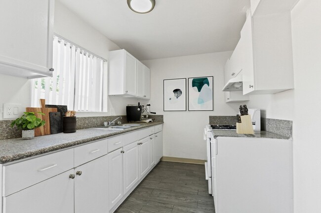 Building Photo - Carlyle Court Apartment Homes