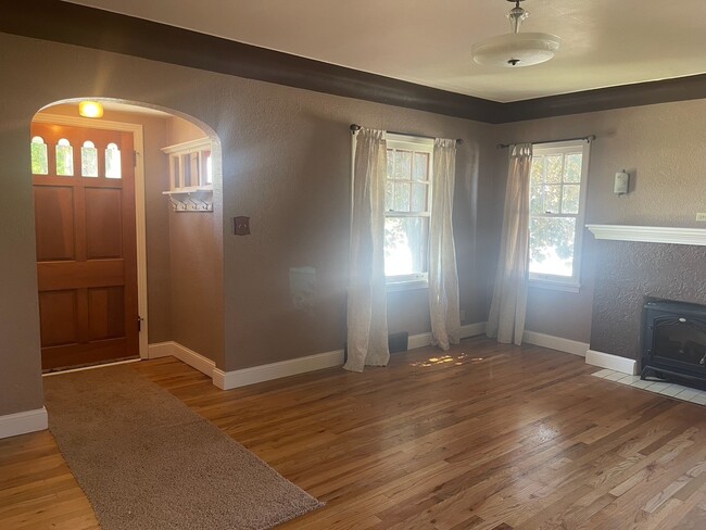 Photo - 749 Alderson Ave