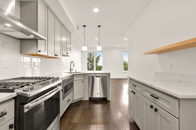 Building Photo - Beautiful 2 Bed/2 Bath in Petworth Unit 5 Rental