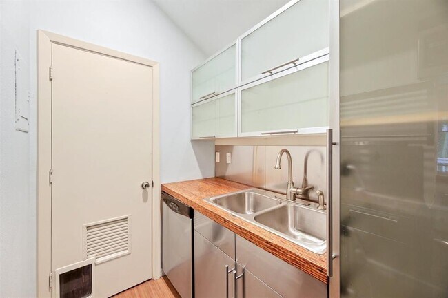 Photo - 1110 W 22nd St Unidad 8