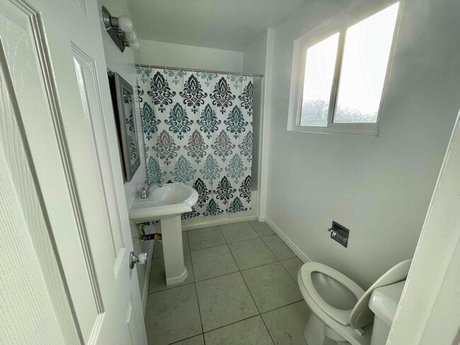 Photo - 933 6th St Unidad 10