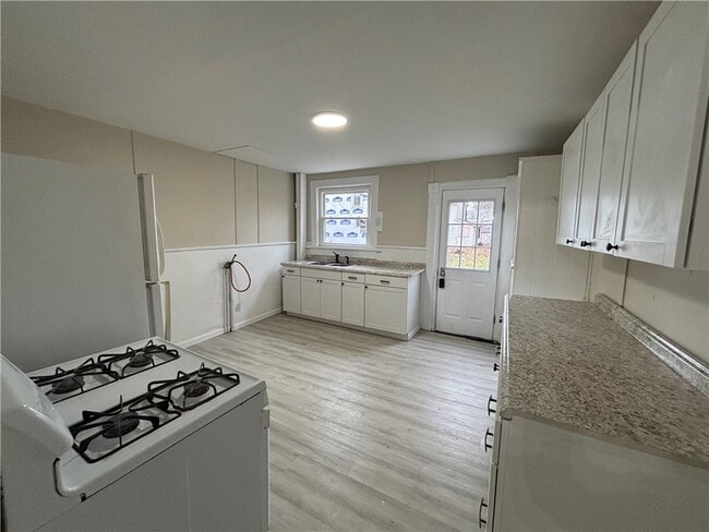 Photo - 626 Lewis St