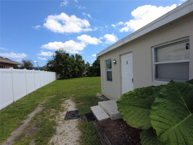Building Photo - 620 NW 16th Ave Unit 1