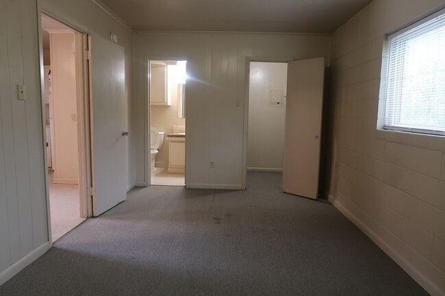 Building Photo - 1 bedroom Unit TT219