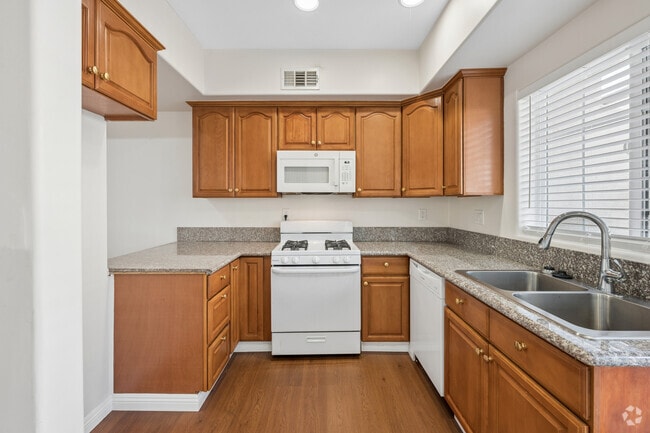 3BR, 3BA - 1421SF - Kitchen - Sandra Manor Management Group