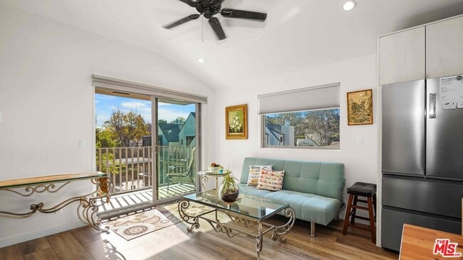 Building Photo - 116 S Glenroy Ave