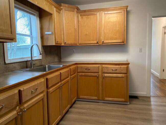 Photo - 433 Robert Dr