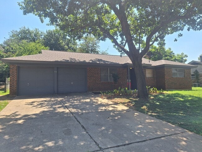 Building Photo - 513 Simmons Dr