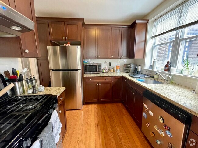 Building Photo - 1527 Beacon St Unit 3 Rental