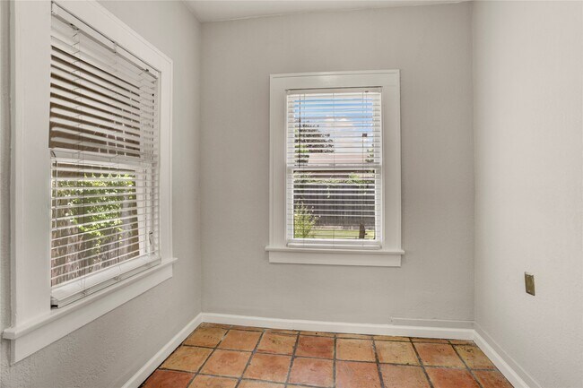 Photo - 5221 Mulford St