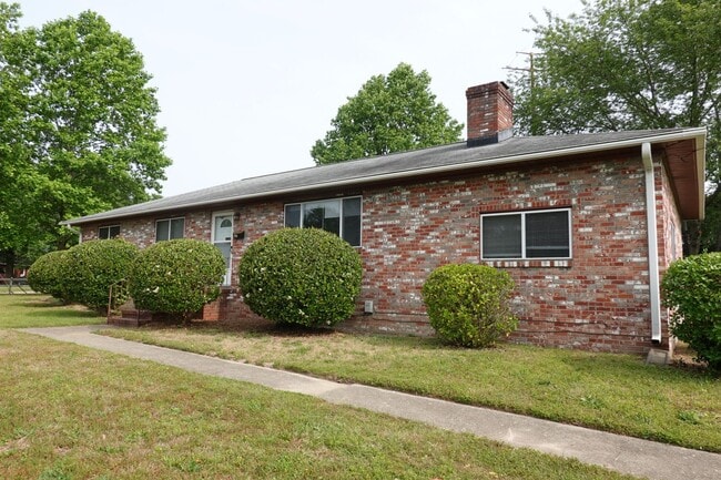 Building Photo - Brick Ranch Near Newport News City Center For Rent