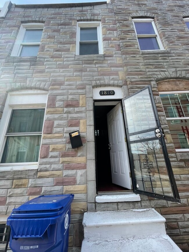 Building Photo - Spacious Home - Baltimore