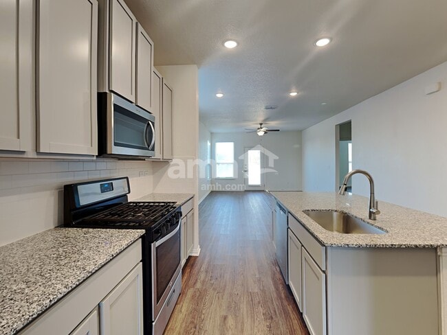 Photo - 457 Pebble Bend