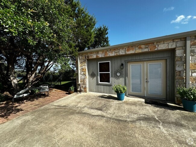 Building Photo - Studio apartment