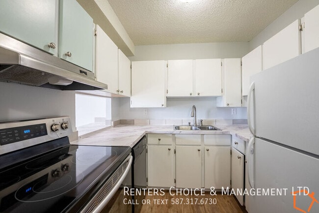 Building Photo - Top Floor Condo, Assigned Parking, Utilities Included