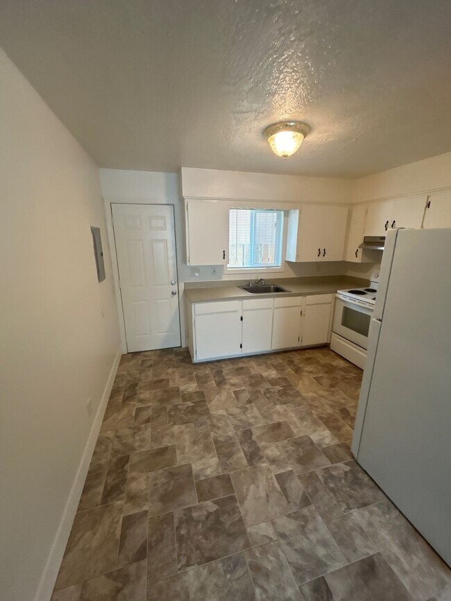 Photo - 2465 Lee St SE