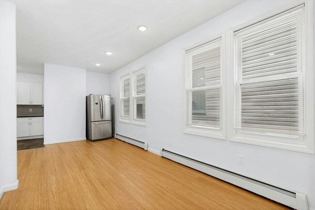 Photo - 344 Danforth Ave Unidad 1