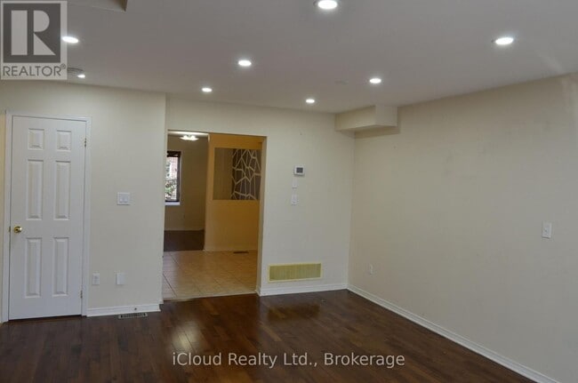 Photo - 319 Aspendale Cres