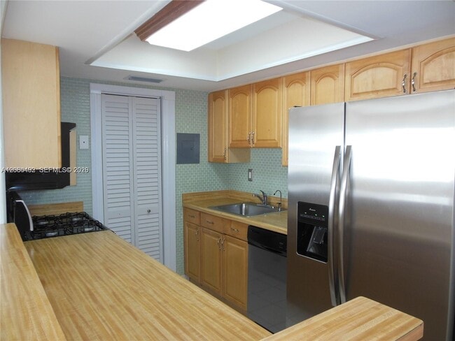 Building Photo - 1350 W 53rd St Unit 8