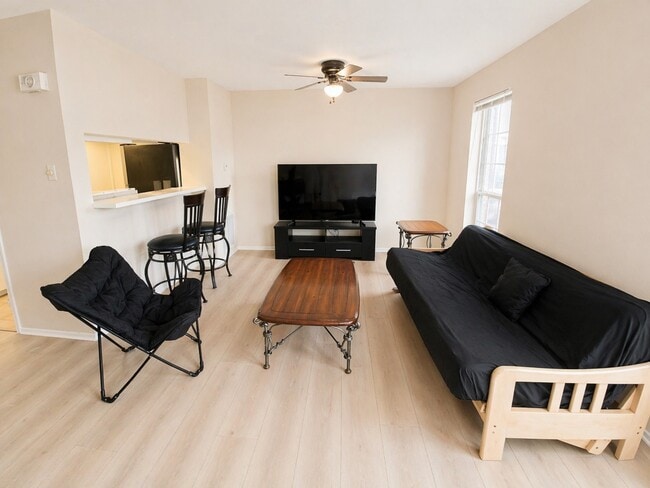 Building Photo - 6410 Del Monte Dr Unit 89