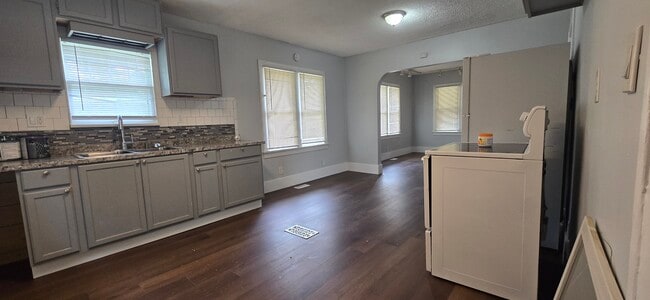 Building Photo - 2612 Flushing Rd Rental