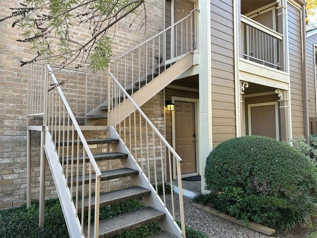 Building Photo - 1880 White Oak Dr Unit 103