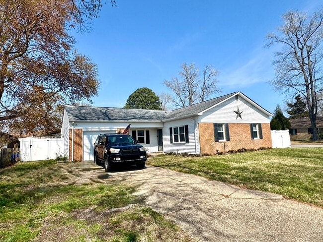 Building Photo - 3 bed/2 bath home on large corner lot