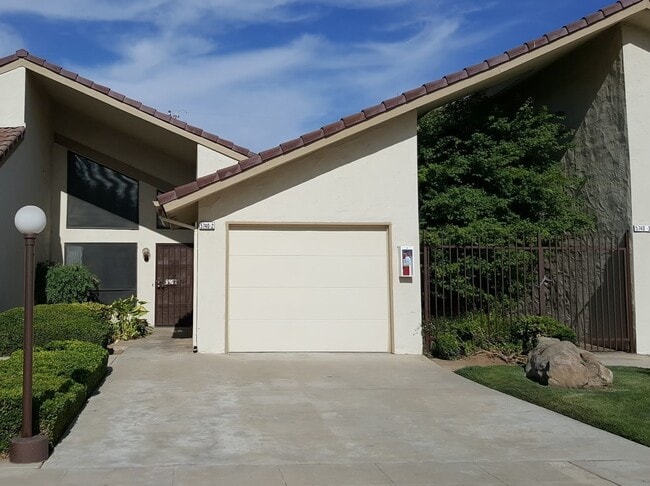 Building Photo - Northwest single level condo offering many... Unit 2