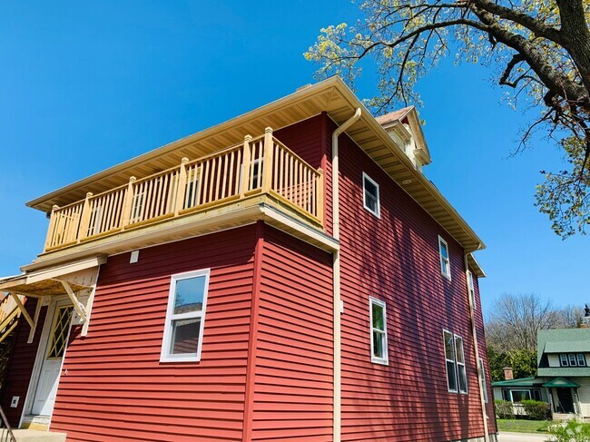 Building Photo - 1414 Main St Rental
