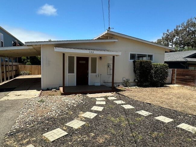 Building Photo - 2 bedroom 1.5 bath house