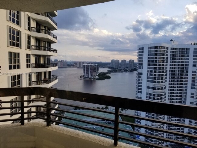 Photo - 3500 Mystic Pointe Dr Unidad 3003