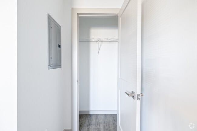 Studio, 1BA - 638SF - Closet