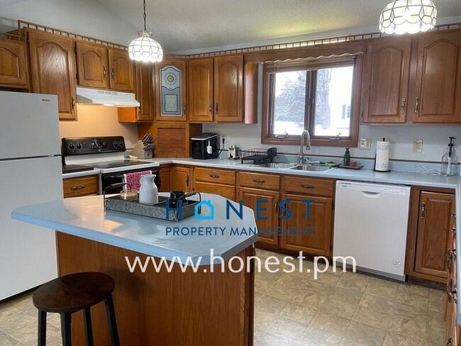 Building Photo - 273 Pond Rd