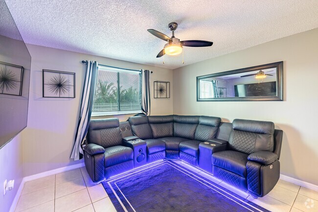 2BR, 2BA - 833SF - Living Room