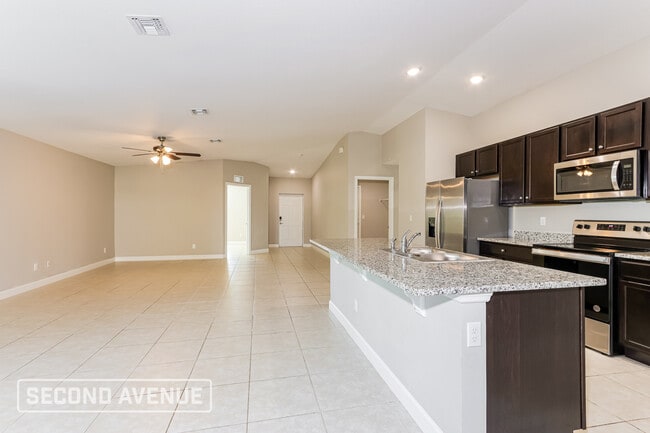 Photo - 1689 Waltz St SE